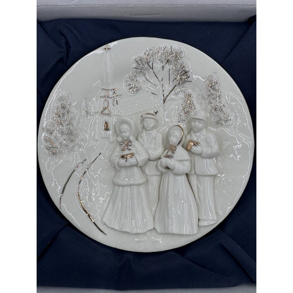 Vintage Mikasa Holiday Elegance Fine Porcelain Plate Carolers‎ 3D